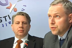 Į Seimo komisijos posėdį atvykęs prokurorų vadas Darius Valys (kairėje) kaip visada buvo susikaupęs ir kantrus.