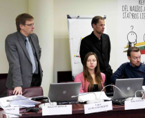 Zigmas Vaišvila kalbasi su referendumo iniciatyvinės grupės nariais ir talkininkais VRK būstinėje. Nuotr. Alkas.lt