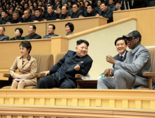 Šiaurės Korėjos lyderis Kim Čen Unas ir jo žmona Li Sol Džu kalbasi su Dennisu Rodmanu (dešinėje). EPA-Eltos nuotr.