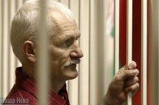 Prisiminkime kelis faktus, kaip Lietuva išdavė disidentą Alesį Beliackį: duomenis apie bankų sąskaitas, į kurias buvo pervedama režimo aukoms skirta parama, į Baltarusijos KGB rankas perdavė Lietuvos teisingumo ministerija (TM); prezidentė Dalia Grybauskaitė neįžvelgė tuomečio teisingumo ministro Remigijaus Šimašiaus atsakomybės, tik nurodė nubausti tiesiogiai už tai atsakingus pavaldinius; tuometė TM Tarptautinės teisės departamento direktorė Aušra Bernotienė, kuri ne tik tvarkė duomenų perdavimą Baltarusijai, bet ir per teismą išreikalavo, kad vienas bankų išduotų privačius kliento duomenis, atsistatydino pati, jos vaidmuo liko neįvertintas, pati istorija – iki galo neištirta; dabar A. Bernotienė dirba Nacionalinėje teismų administracijoje Mokymų skyriaus vedėja.