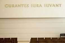 Ant vienos KT teismo posėdžių salės sienos lotyniškai yra užrašyta: Curantes iura iuvant („Įstatymai gina tuos, kurie juos gerbia“). Nuotr. lrkt.lt