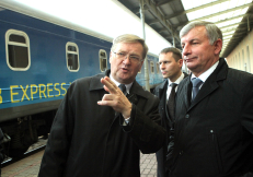 Bendrovės „Lietuvos geležinkeliai“ generalinis direktorius Stasys Dailydka (kairėje) ir susisiekimo ministras R. Sinkevičius. Dainiaus Labučio (ELTA) nuotr.