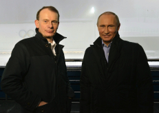 Rusijos prezidentas Vladimiras Putinas (dešinėje) pozuoja nuotraukai su buvusiu BBC politinių naujienų redaktoriumi Endriu Maru per sausio 17 dienos interviu. EPA-Eltos nuotr.