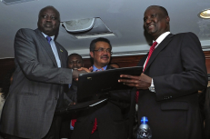Pietų Sudano delegacijos vadovas Nialas Dengas Nialas, Etiopijos užsienio reikalų ministras Tedras Adanomas ir Pietų Sudano sukilėllių atstovas Tabanas Dengas Gajus pozuoja fotografams po taikos pasirašymo Adis Abeboje, 2014 m. sausio 23 d. EPA-Eltos nuotr.