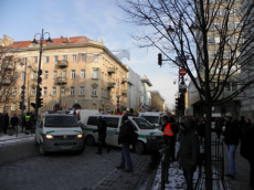 Pernykštėms, kurias valdžia uždraudė, Kovo 11-osios eitynėms trukdyti policija metė itin dideles pareigūnų pajėgas. Nuotr. E.eu