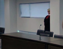 Šis kadras iš vaizdo įrašo, nufilmuoto Kauno apygardos teisme, yra bene vienintelis viešai skelbtas prokurorės N. Oškutytės atvaizdas: pateikusi neteisėtą prašymą pratęsti suėmimą, sugniuždytos Chadižat Gatajevos neviltį ji stebėjo iš už kolonos