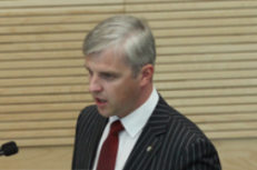 Lietuvos teisininkų draugijos deleguotas VRK narys Jonas Udris teigė, kad savo iniciatyvą stabdyti referendumo rengimą aptarė ir su politikais, tačiau nesutiko jų įvardinti