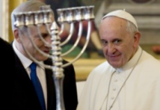 Popiežius Pranciškus gauna dovaną Izraelio ministro pirmininko audiencijos Vatikane metu