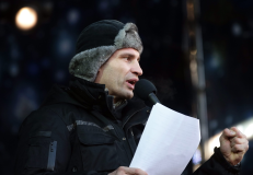 Ukrainos opozicinės partijos „Udar“ („Smūgis“) partijos lyderis Vitalijus Klyčko vasario 2 dieną sako kalbą Kijeve susirinkusiems protestuotojams. Nuotr. EPA-Eltos