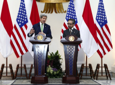  J. Kerry (kairėje) ir Indonezijos užsienio reikalų ministras Martis Natalegava bendros spaudos konferencijos metu Džakartoje. EPA-Eltos nuotr.