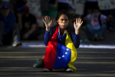 Moteris protestuoja prieš Venesuelos vyriausybę sostinėje Karakase. EPA-Eltos nuotr.