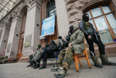 Protestuotojai perdavė valdžiai Kijevo merijos pastatą. EPA-Eltos nuotr.