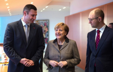 A. Merkel, V. Klyčko ir Arsenijus Jaceniukas. EPA-Eltos nuotr.