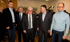 Vokietijos diplomatijos vadovas Frankas Walteris Steinmeieris (centre) su kolegomis Laurent'u Fabiusu ir Radoslawu Sikorskiu (antras iš kairės) pradžioje susitiko su Ukrainos opozicijos atstovais. EPA-Eltos inf.