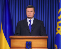 Ukrainos prezidentas Viktoras Janukovyčius sako neketinąs atsistatydinti ir įvykius sostinėje Kijeve įvardijo kaip „perversmą“. EPA-Eltos nuotr.