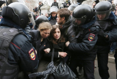 Pareigūnai prie teismo per protesto akciją sulaiko grupės „Pussy Riot“ nares Nadeždą Tolonikovą ir Mariją Aliochiną. EPA-Eltos nuotr.