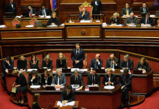 Italijos neseniai prisaikdintas ministras pirmininkas Matteo Renzi Senate laimėjo balsavimą dėl pasitikėjimo naująja vyriausybe. EPA-Eltos nuotr.