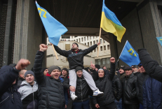 Kryme susidūrė V. Janukovyčiaus gerbėjai ir opozicija. EPA-Eltos nuotr.