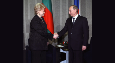 Prezidentė D. Grybauskaitė nuolatos ir garsiau už visus kitus (išskyrus, žinoma, konservatorius) skalambija apie grėsmes Lietuvai iš Rusijos. Tačiau, žvelgiant į prezidentės praeitį, stebint jos skleidžiamą melą ir vertinant dabartinę veiklą, kai kam gali susidaryti vaizdas, kad pačiai šalies vadovei galimai daroma įtaka iš paties Kremliaus. „Government.ru“ nuotraukoje – 2010 m. vasario mėn. prezidentės Dalios Grybauskaitės susitikimas su tuometiniu Rusijos premjeru Vladimiru Putinu. „Ekspertai.eu“