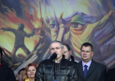 Buvęs Rusijos naftos magnatas Michailas Chodorkovskis kalba per mitingą Kijevo Nepriklausomybės aikštėje. EPA-Eltos nuotr.
