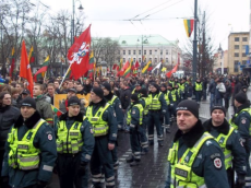 Kovo 11-osios eitynės visada pasižymi gausia policijos palyda. Nuotr. T. Baranausko, alkas.lt