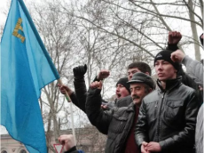 Simferopolyje trys tūkstančiai Krymo totorių išstūmė prorusiško mitingo dalyvius iš vidinio Krymo parlamento kiemo. 2014 metų vasario 26 diena | newtimes.ru nuotr.