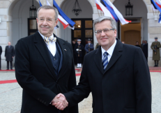 Estijos prezidentas Toomas Hendrikas Ilvesas ir Lenkijos prezidentas Bronislawas Komorowskis po susitikimo Varšuvoje išreiškė paramą NATO pajėgumų stiprinimui. EPA-Eltos inf. 