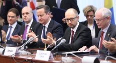 Ukrainos ministras pirmininkas Arsenijus Jaceniukas (antras iš dešinės). EPA-Eltos nuotr.