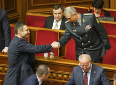 Partijos „Udar“ lyderis Vitalijus Klyčko (kairėje) spaudžia ranką naujajam Ukrainos gynybos ministrui Michailui Kovalui. EPA-Eltos nuotr.