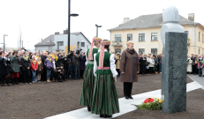 NKVD gaisrininko (vėliau tremtinio) duktė, jedinstvenininko Mykolo Burokevičiaus komunistų partijos bendražygė Dalia Grybauskaitė – politinės korupcijos garantas Lietuvoje. „Prezidentas.lt“ nuotraukoje – šalies vadovė atiduoda pagarbą prie lietuvių grožinės literatūros pradininko Kristijono Donelaičio paminklo Marijampolėje