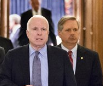 J. McCainas ir J. Hoevenas
