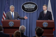JAV gynybos sekretorius Chuckas Hagelis ir Lenkijos gynybos ministras Tomaszas Siemoniakas. Nuotr. EPA-ELTA