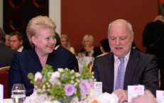 Šalies vadovė D. Grybauskaitė (kairėje) renginyje „Lietuvos verslo lyderiai“. Nuotr. prezidentas.lt