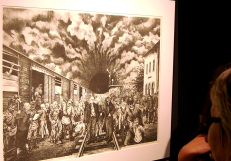 Parodoje, prie paveikslo Aleksandro Karpovo paveikslo „Juodoji skylė. 1941 m. birželio 14 d. deportacija. Lyvanai“