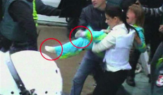 Tą rytą klykianti mergaitė buvo išnešta sukryžiuotomis kojomis