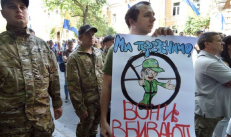 Tuo tarpu demonstrantai Kijeve ragina atsisakyti paliaubų