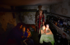 Rytų Ukrainoje žmonėms nuo teroristų apšaudymų ir bombardavimų, stengiantis išlikti gyviems, tenka slėptis rūsiuose. Nuotr. itar-tass.com