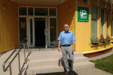 Vytautas Dumbrovas prie sanatorijos „Pušyno kelias“ Vaikų skyriaus: „Iš vežimėlyje sėdinčio ligonio, kurį reikia iš naujo mokyti kalbėti, ir sergančio vaiko neuždirbsi“ Nuotr. Balsas.lt