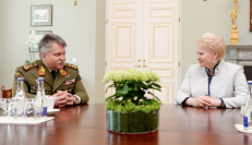 Lietuvos kariuomenės vadas, generolas majoras Jonas Vytautas Žukas (kairėje) ir prezidentė Dalia Grybauskaitė (dešinėje). Nuotr. prezidentas.lt