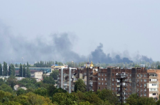 Publikuojamoje nuotraukoje matosi, kaip po separatistų nutrauktų paliaubų dūmuose skendi Doneckas.