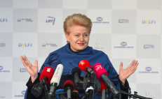 Nesmagu, kai valstybei vadovauja apsimelavusi ir nesiliaujanti meluoti moteris. Tačiau tokia situacija diskomforto nesukelia artimiausiems D. Grybauskaitės pavaldiniams (premjerui ir kt.) valdžioje bei ją aptarnaujančioms partijoms. Nuotr. prezidentas.lt