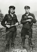 Antanas Kraujelis (kairėje)