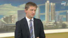 Už nekalto LRT užsienio naujienų redaktoriaus Vykinto Pugačiausko veido galimai slepiasi Kremliaus agentas, kurio tikslas sukompromituoti Lietuvos prezidentę.