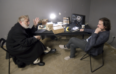 Juozas Budraitis ir Oskaras Koršunovas spektalio „Paskutinė Krepo juosta“ repeticijoje. Gastrolės teroristinės Rusijos valstybės sostinėje Maskvoje, kelia didelį pavojų teatralų saugumui. Nuotr. okt.lt