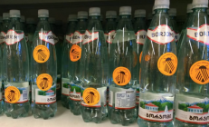 Ne visi suprato, kodėl konservatorių lipdukai buvo klijuojami net ant mineralinio vandens iš Gruzijos.