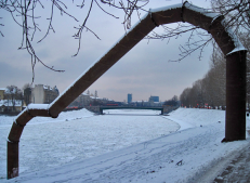 Žaliasis tiltas ir jo skulptūros ypač gerai dera ir žiūrisi per veksinio Vamzdžio prizmę.