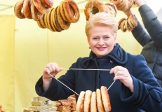 Nors rusai jau puola, prezidentė D. Grybauskaitė išlaiko dvasinę ramybę. Nuotr. prezidentas.lt