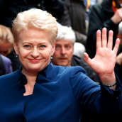 Kas gi atsitiko su maža Baltijos šalimi, kuri daugelį metų buvo laikoma pavyzdžiu savo kaimynėms? Piktų permainų vėjas papūtė, kai į valdžią atėjo energinga dama, buvusi komunistė Dalia Grybauskaitė.