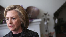 Demokratų kandidatė JAV prezidento rinkimuose, vyksiančiuose kitais metais, H. Clinton, paklausta, ar pasaulis be buvusio Irako vadovo Saddamo Husseino tapo geresnis, nuo tiesaus atsakymo išsisuko.