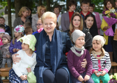 Kol valstybei vadovauja kolaborantė, jedinstvenininko ir komunisto Mykolo Burokevičiaus bendražygė prezidentė Dalia Grybauskaitė, visi Lietuvos vaikai gali jaustis saugūs. Nuotr. prezidentas.lt
